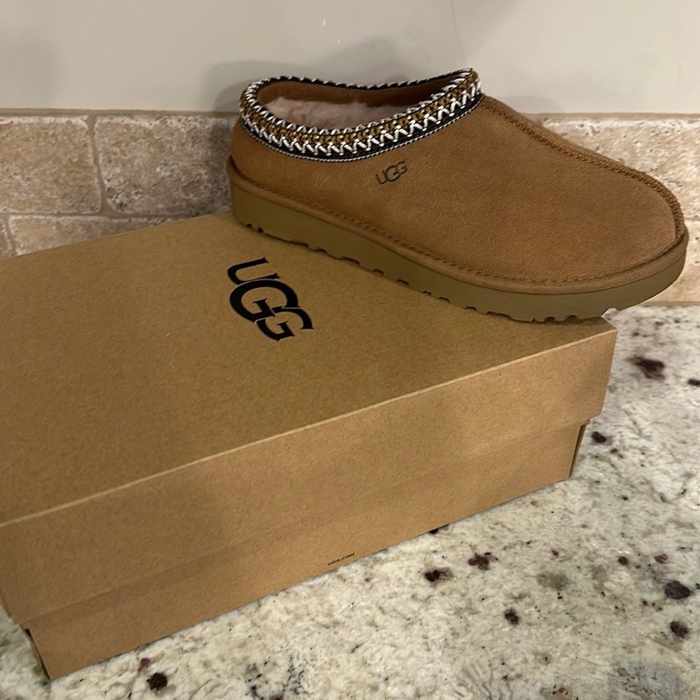 BRAND NEW IN BOX, Tasman uggs chestnut... women's 8